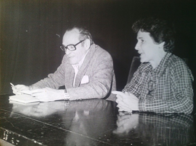 Foto de Israel Echevarría junto a Miriam Martínez, Subdirectora Técnica de la BNJM, en el conversatorio realizado el 27 de enero de 1986 por el 90 aniver  de Andrade. Colección BNJM.